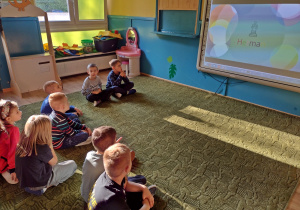 dzieci oglądają filmik edukacyjny